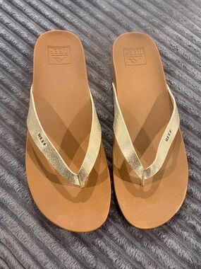 Reef Women’s Gold Metallic Strap Brown Footbed Thong Sandals